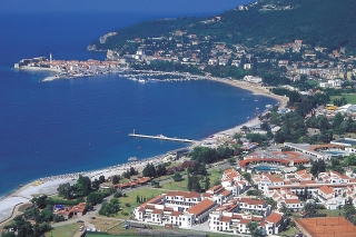 Пляжам Черногории угрожают морские волны и горы мусора