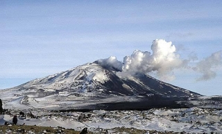 В Исландии из-за извержения вулкана закрыт международный аэропорт