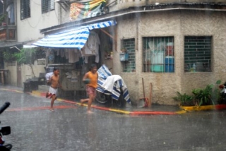 Разрушительная буря Сарика покидает измученные стихией Филиппины