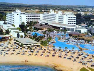 В отелях Кипра свободные места закончились, но сентябрьские туры еще есть