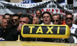 В Афинах бастуют таксисты: дороги заблокированы, туристы - в пробках