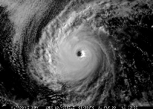 Ураган Дора у побережья Мексики неожиданно быстро усилился
