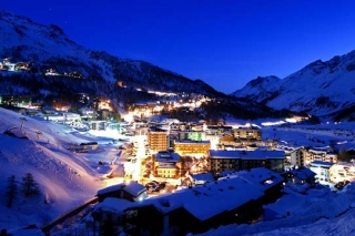 Ночные катания предлагает зимний курорт Червиния в Италии