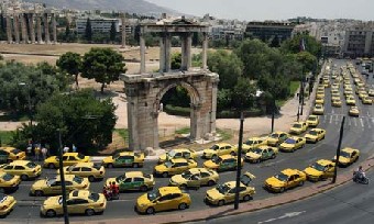 Бастующие таксисты Греции перекрыли дорогу в аэропорт