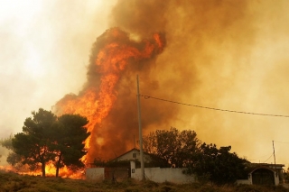 Пожары пылают на греческом острове Корфу