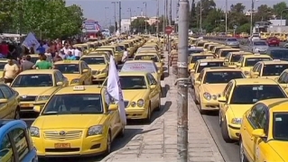 Греческие таксисты решили прекратить забастовку