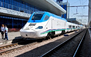 Первый скоростной поезд, курсирующий между Ташкентом и Самаркандом