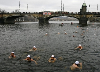 Несмотря на минусовую температуру в Чехии состоялся традиционный рождественский заплыв