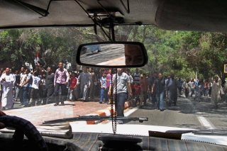 В Египте участники акций протеста задерживают автобусы с туристами