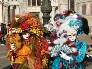 Венецианский карнавал: морозы никого не пугают – зрители приходят в шубах