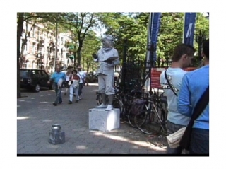 В Амстердаме туристов защитят о попрошаек, прикидывающихся уличными артистами