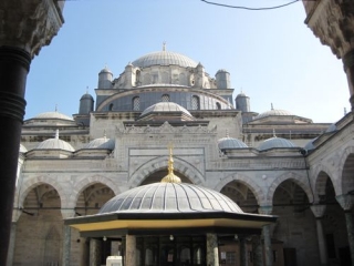 Одна из старейших мечетей Стамбула пострадала от огня
