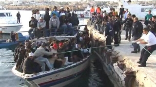 Беженцы из Северной Африки заполняют курорты Италии