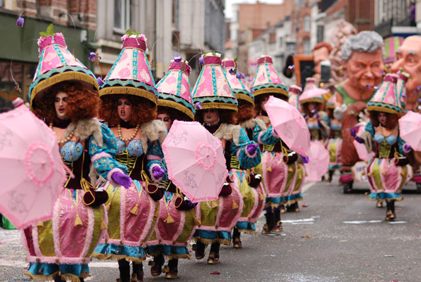 Бельгия опять удивит луковым карнавалом  и переодеванием мужчин в женщин и наоборот