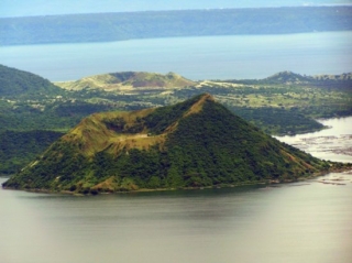 На Филиппинах туристов просят держаться подальше от вулкана Тааль
