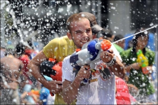 Север Таиланда продолжает праздничные забавы