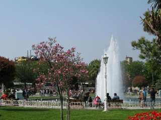 Исторические фонтаны Стамбула не могут радовать туристов прохладой