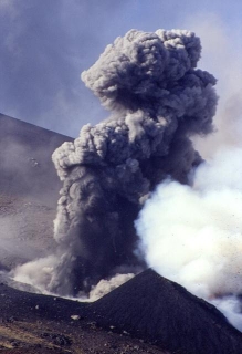 На острове Сицилия закипел вулкан Этна: международный аэропорт Фонтанаросса уже закрыт