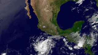 Ураган первой категории Адриан у берегов Мексики: население запасается водой и продовольствием