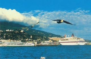 Отдых в <a href=/crimea/yalta/>Ялте</a> официально подорожал: местные власти ввели минимальные ставки на аренду жилья туристами