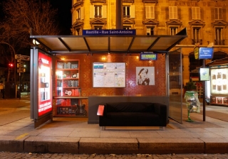 IKEA установила мягкую мебель на улицах Парижа