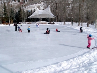 В Болгарии начал свою работу огромный каток на озере Ариана