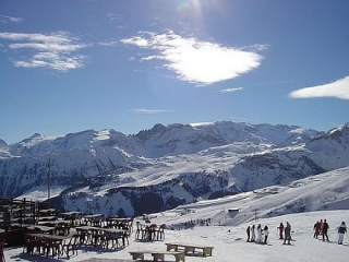 Творения лучших скульпторов мира украсили французский Куршавель