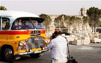 Британские автобусы, так полюбившиеся туристам на Мальте, отслужили свой срок