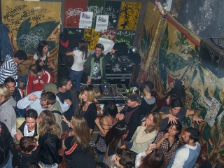 Верните нам музыку: в Турции отдыхающие требуют отмены 