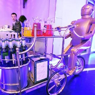 В китайском ресторане Delu Rebot официантов заменили роботы-андроиды