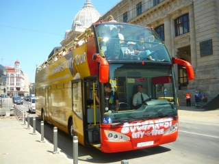 В Бухаресте курсируют двухэтажные автобусы