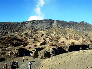 В Индонезии можно безопасно посетить действующий вулкан