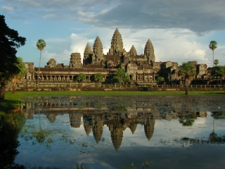 Древние храмы Камбоджи под угрозой разрушения