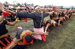 Cолдаты исполнили массовый танец, чтобы привлечь туристов в Индонезию