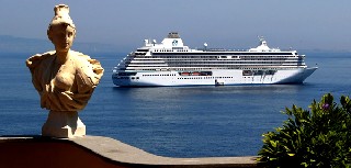 Суперэлитный оператор Crystal Cruises объявил программы круизов на 2012 год