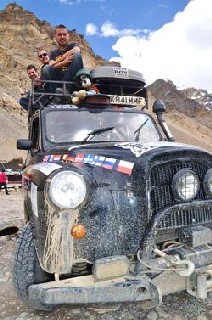 Участники автопробега ''Из Лондона в Австралию на такси'' сейчас в Тибете