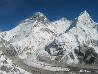 Более тысячи туристов застряло в районе Эвереста из-за снегопада