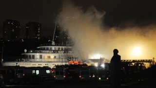 В Москве горит теплоход-гостиница "Сергей Абрамов"