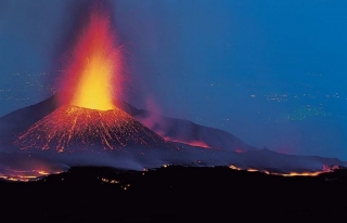 Самый большой вулкан в Европе проснулся на Сицилии