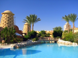 Российские туроператоры продолжат сокращать число рейсов до Египта 