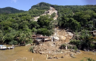 Наводнения и оползни стали самой масштабной природной катастрофой Бразилии
