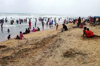 Пляж Пури на побережье Бенгальского залива становится опасным для купающихся