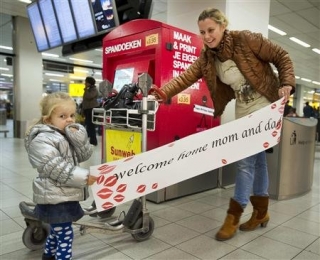 В аэропорту Амстердама теперь можно напечатать приветственный баннер «на заказ»