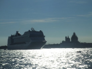 Круизные лайнеры - нежелательные гости в Венеции