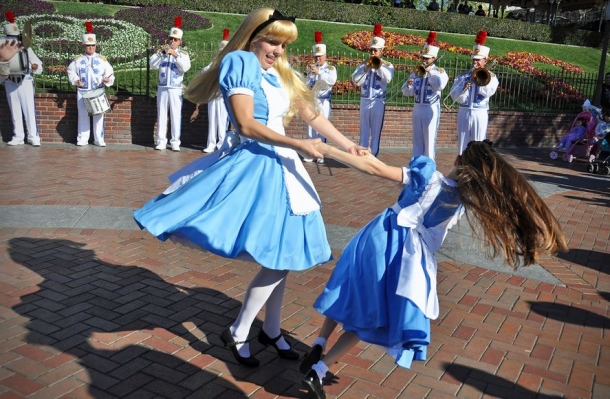 Российский горнолыжный курорт «Горки Город» отметит новый год в стиле "Алисы из страны Чудес"