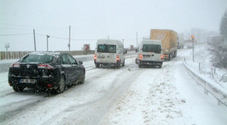 Снегопад в Стамбуле привел к отмене множества рейсов