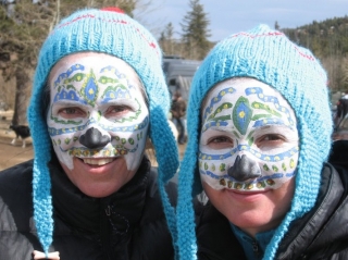 Гонки в гробах и боулинг с индейкой на фестивале Дни Ледяного Мертвеца