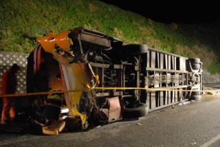 На Тайване перевернулся автобус с туристами: водитель превысил скорость в 2 раза