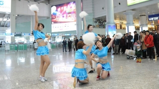 Аэропорт привлёк  чирлидеров, чтобы успокоить пассажиров