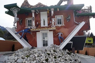 Дом, построенный вверх тормашками, открыт для туристов